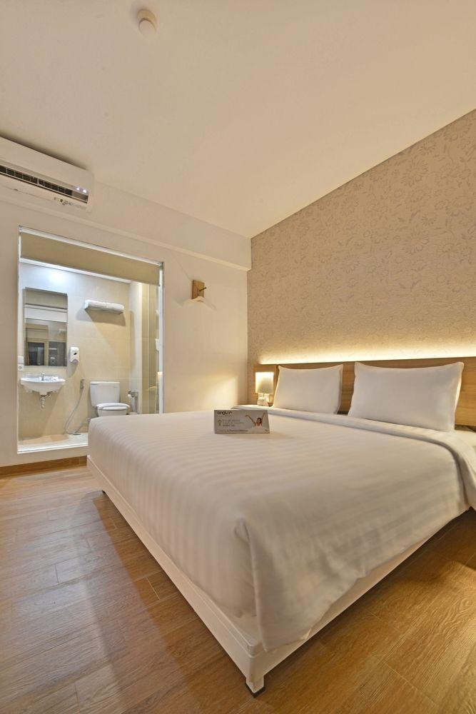 Whiz Prime Hotel Basuki Rahmat Маланг Экстерьер фото