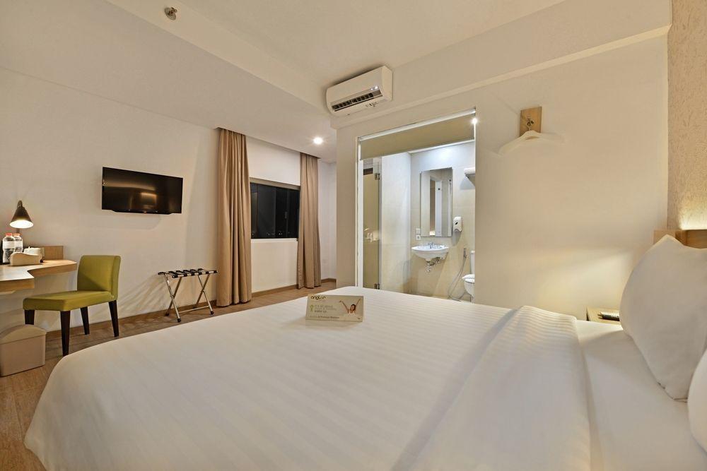 Whiz Prime Hotel Basuki Rahmat Маланг Экстерьер фото