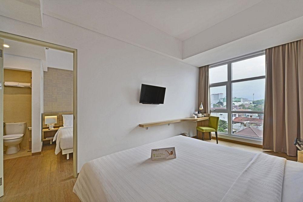 Whiz Prime Hotel Basuki Rahmat Маланг Экстерьер фото