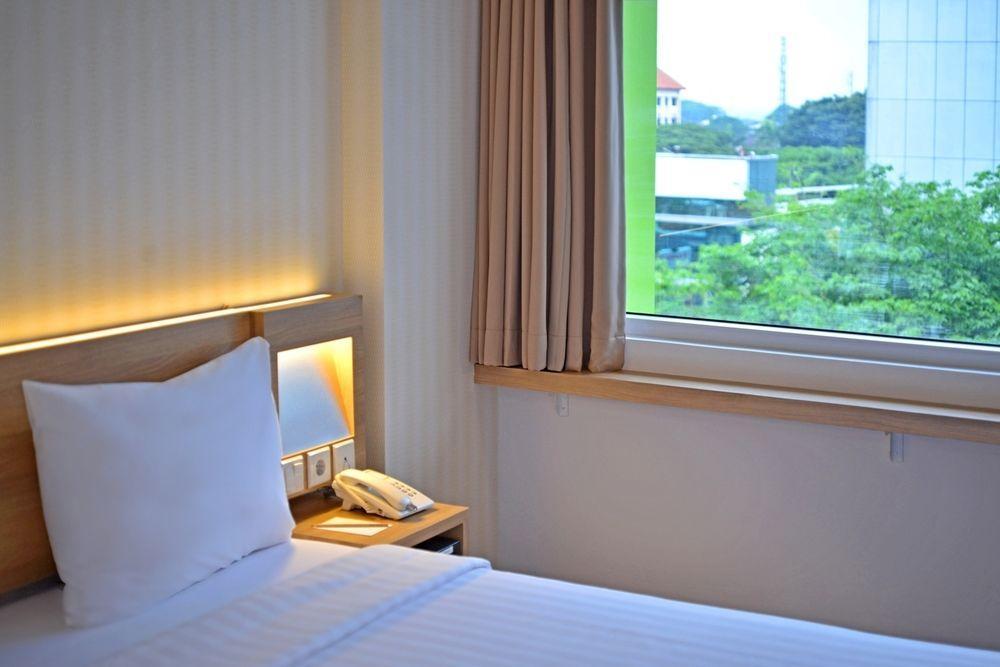 Whiz Prime Hotel Basuki Rahmat Маланг Экстерьер фото